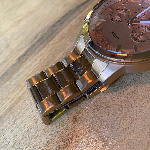 Guess rose gold watch - Picture 3 of 5